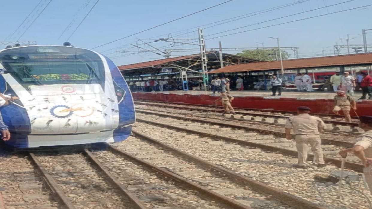 Saharanpur: Anti-social elements pelted stones at Vande Bharat Express and panic spread among people