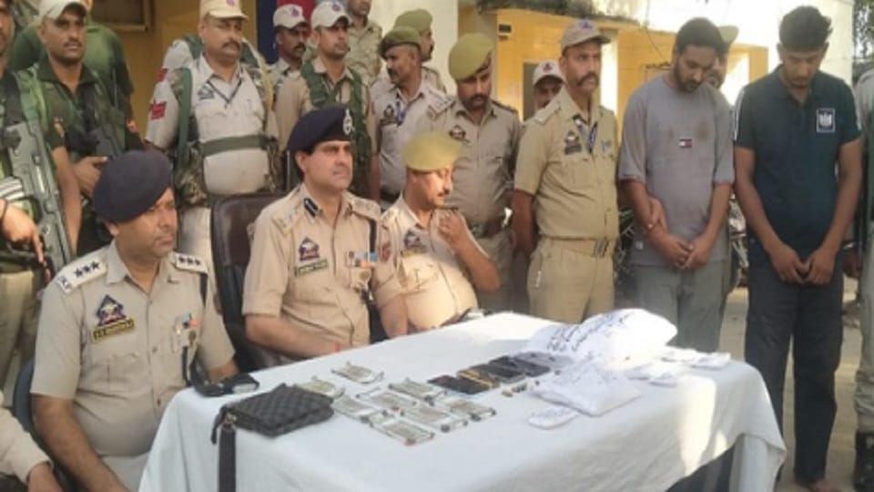 Jammu Kashmir: Three injured in firing of drug smugglers in Samba, police seized heroin and 93 thousand