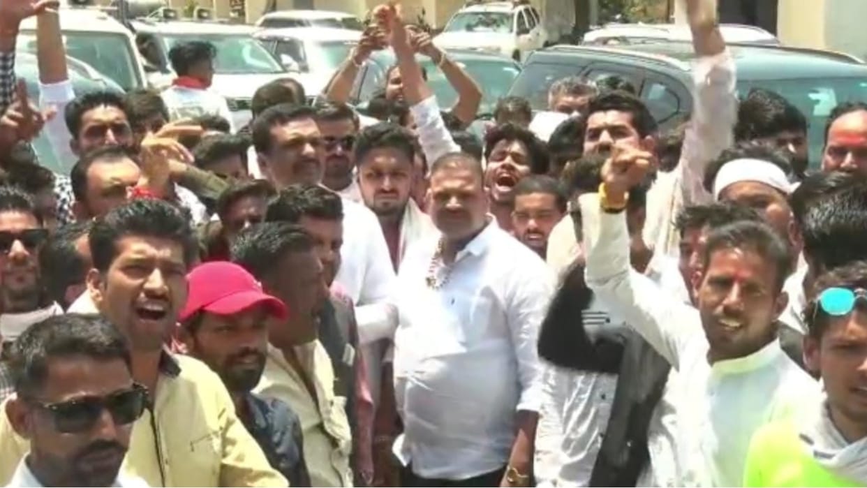 Ujjain News: Karni Sena demonstrated against the bullying of toll workers