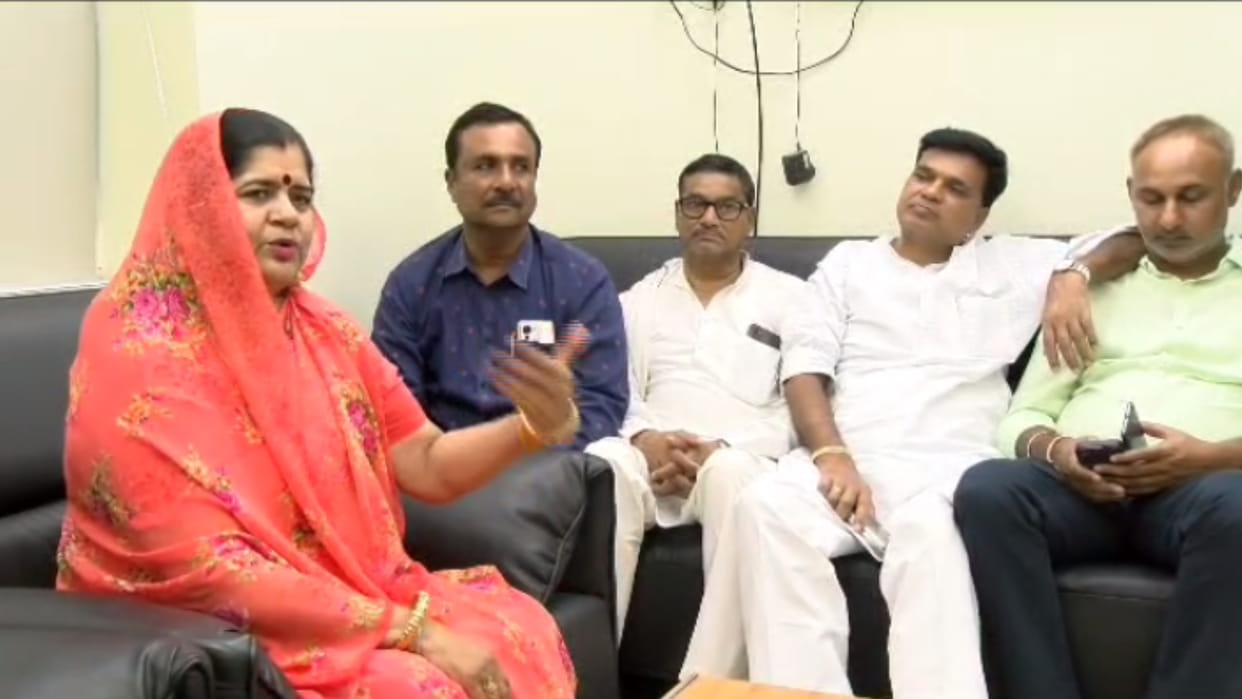 Gwalior News: former minister Imarti Devi reached Energy Minister bungalow to complain of power cut