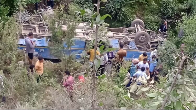 HRTC Accident: सड़क से 200 मीटर नीचे खाई में गिरी एचआरटीसी बस, दो की मौत, कई घायल