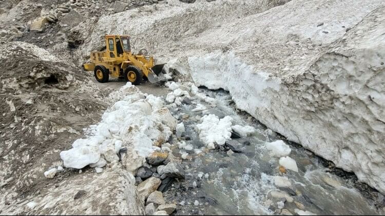 border road organization rescue people stuck on Gramphu Kaza road