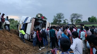 20 passengers injured due to bus overturned going from Chhattisgarh to Lucknow in kabirdham