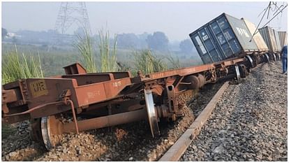Andhra Pradesh: थाड़ी और अंकापल्ले के बीच पटरी से उतरी मालगाड़ी, ट्रैक की सफाई में जुटा रेलवे विभाग A goods train derailed between Thadi and Ankapalle today morning in Andhra Pradesh