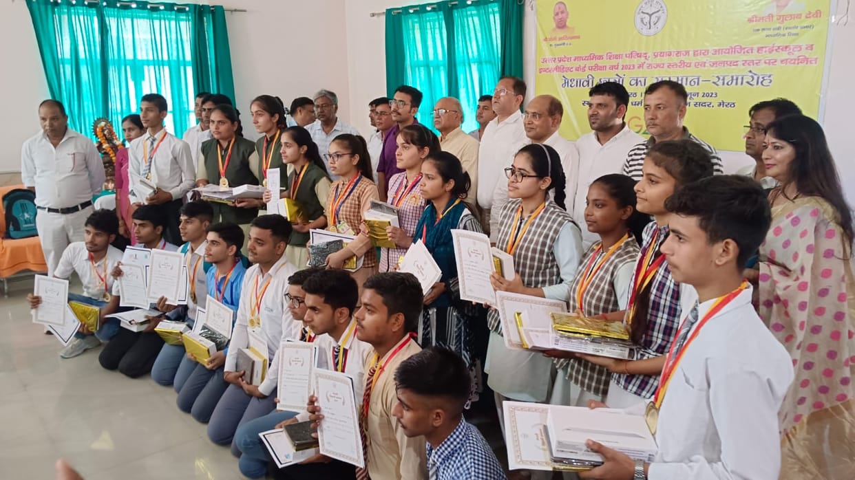 CM Yogi honours four toppers of Meerut in Amar Ujala Medhavi Samman Samaroh