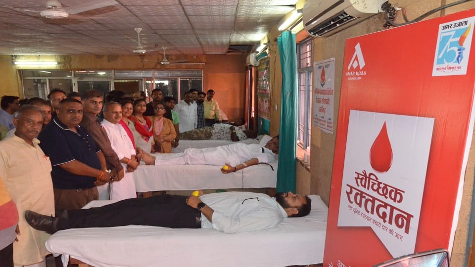 130 raktaveers did great donation along with commissioner and dm donated blood