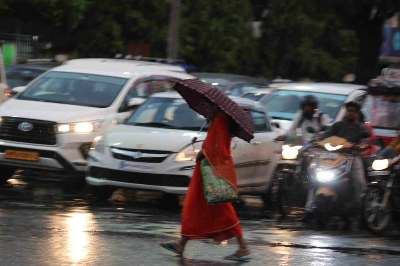भोपाल में शाम को मौसम बदला और हल्की बारिश हुई।