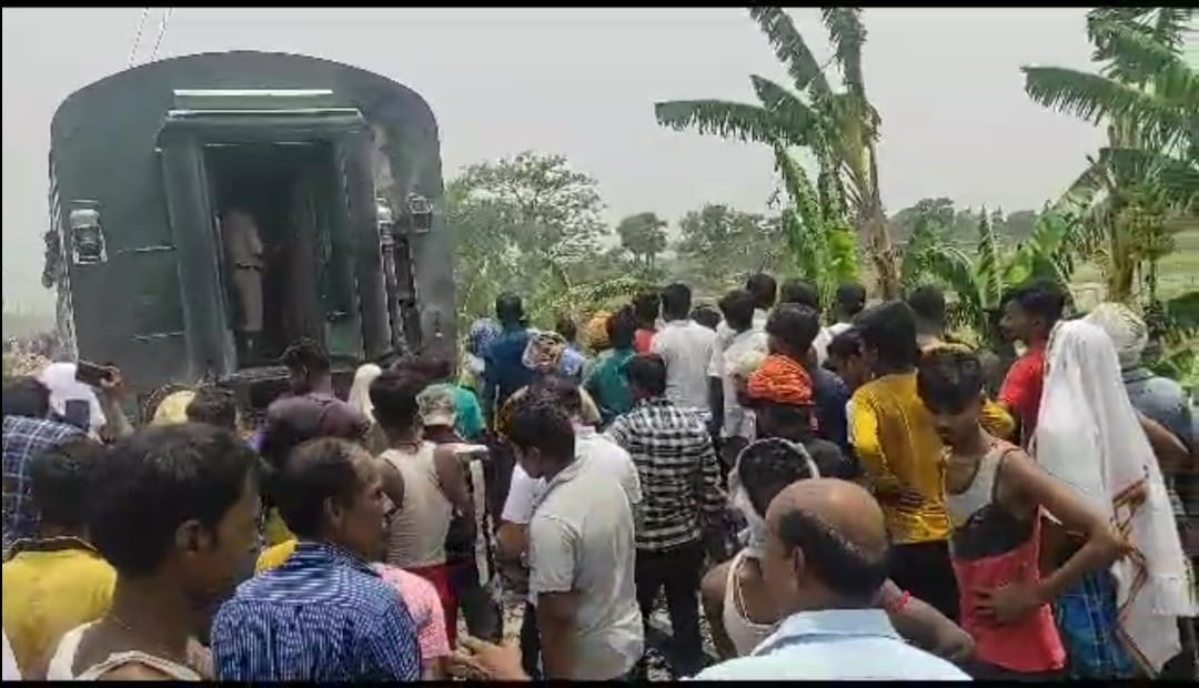 Bihar: Fire in Garib Rath Express, smoke started rising in the bogie, passengers started jumping