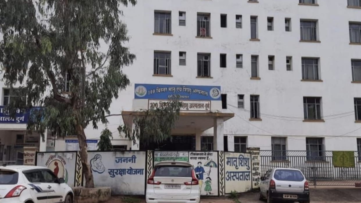 young man committed suicide by jumping from fourth floor in durg district hospital