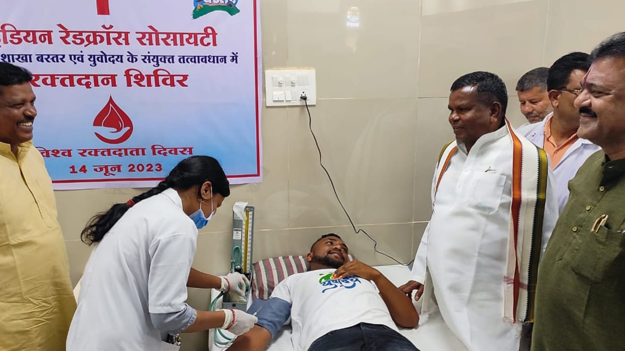 World Blood Donation Day: CRPF Jawan, Social Activist And Youths donated blood in jagdalpur