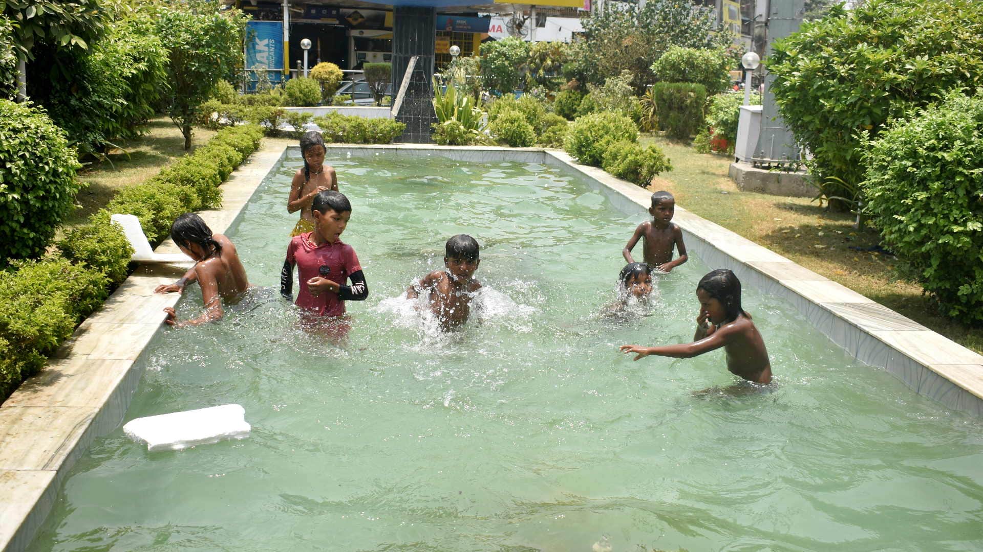Gorakhpur Weather Cloudy today relief expected from drizzle