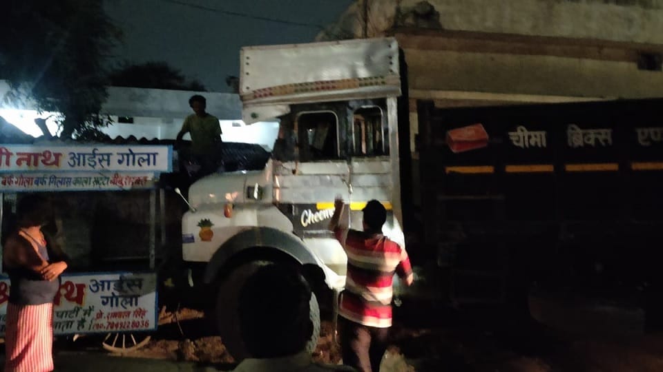 Uncontrolled truck entered the house in Raipur
