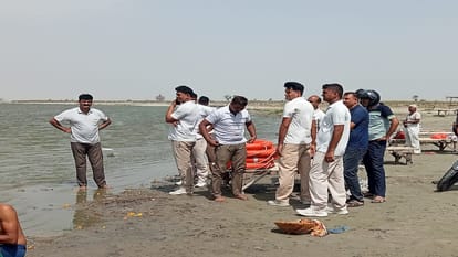 People standing on the ghat kept screaming, one by one four lives drowned in water