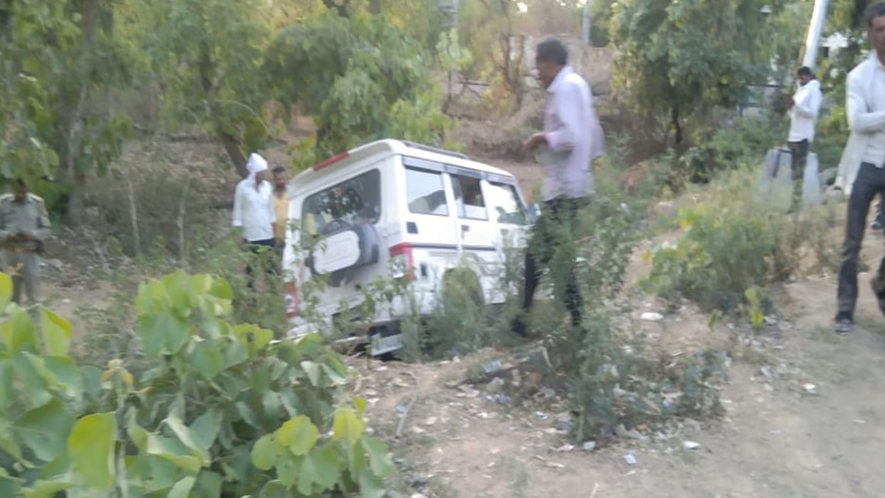 Accident in Mahoba: uncontrolled Bolero overturned in ditch, two people died, three injured