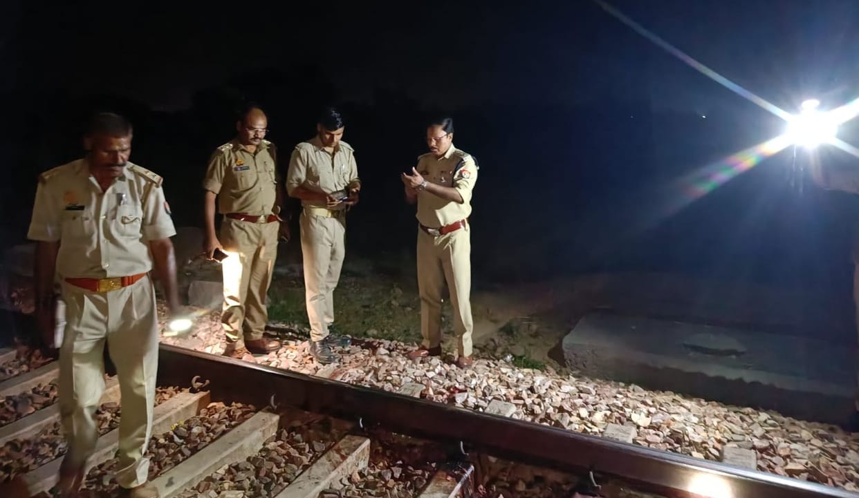 The loving couple cut their lives from the Rajdhani Express, hands were tied to each other