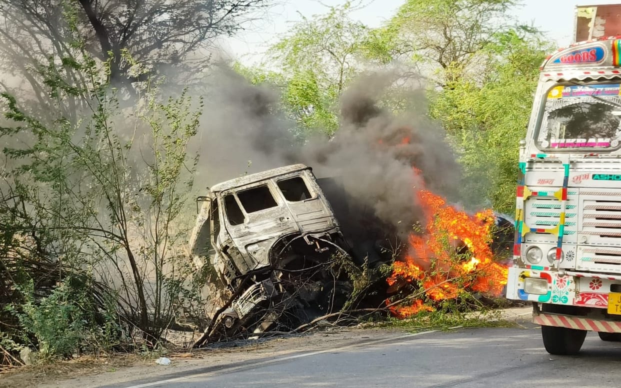 Uncontrolled dumper full of ballast overturned, fierce fire started on sight, driver burnt to death