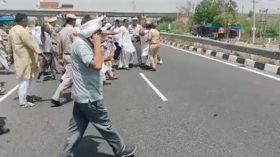 Demonstration of farmers in Bahadurgarh, demand for compensation of land four times more than collector rate
