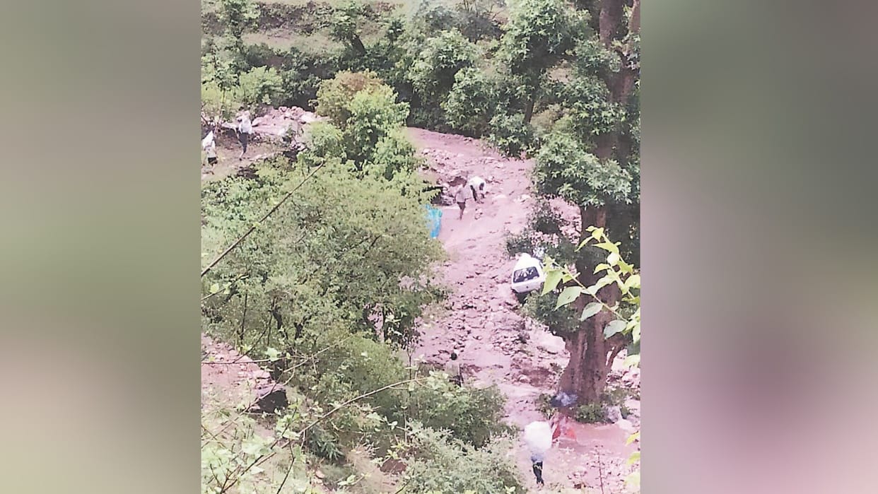 Many bighas of land washed away due to cloudburst in Shimla
