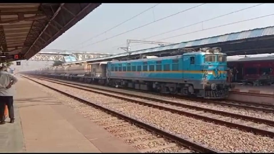 By taking the wrong train, the daughter reached 500 km away from Mumbai