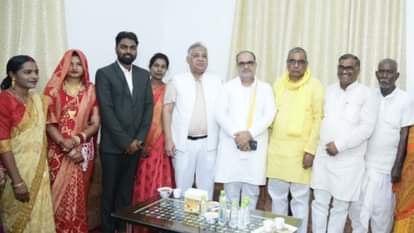 ओम प्रकाश राजभर के बेटे की शादी में भाजपा के प्रदेश अध्यक्ष भूपेंद्र सिंह चौधरी।