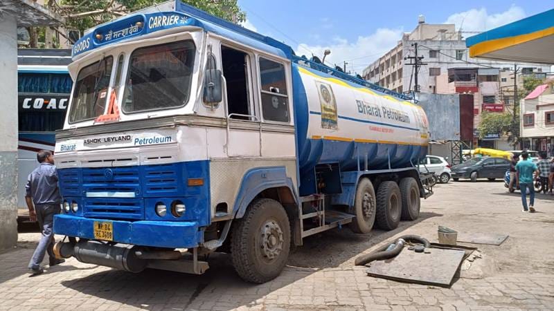 Administration team raided Indore's petrol pump, took samples from pumps and tankers