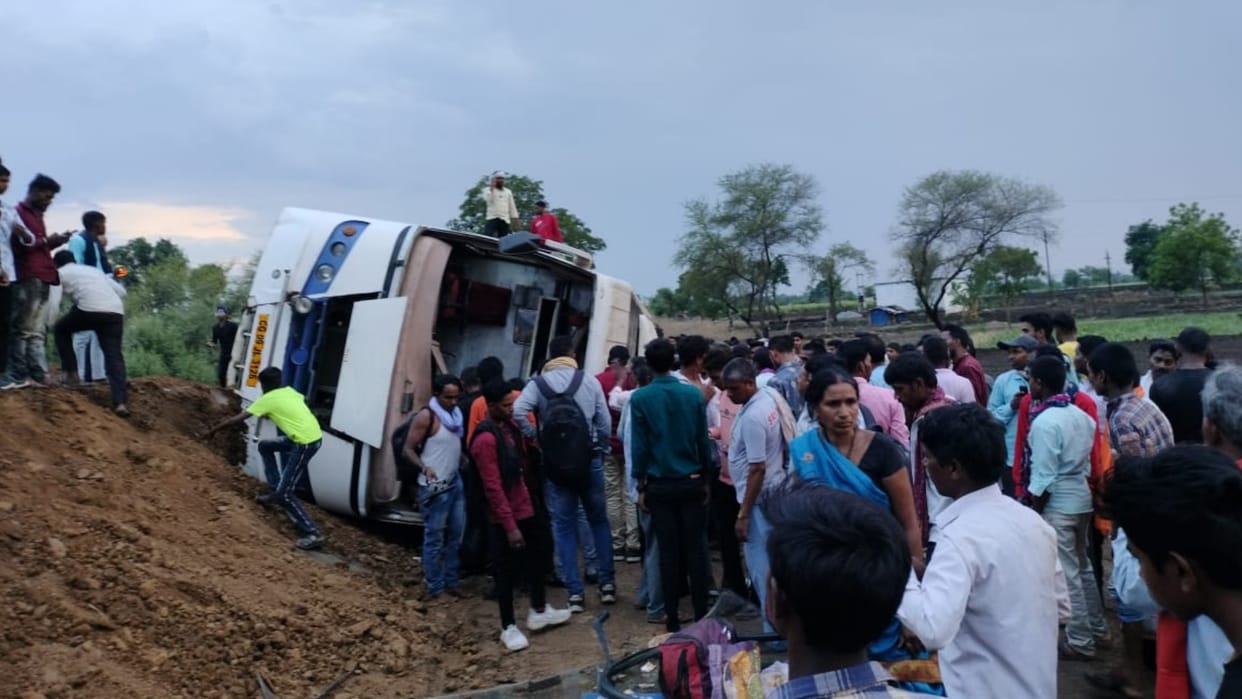 20 passengers injured due to bus overturned going from Chhattisgarh to Lucknow in kabirdham