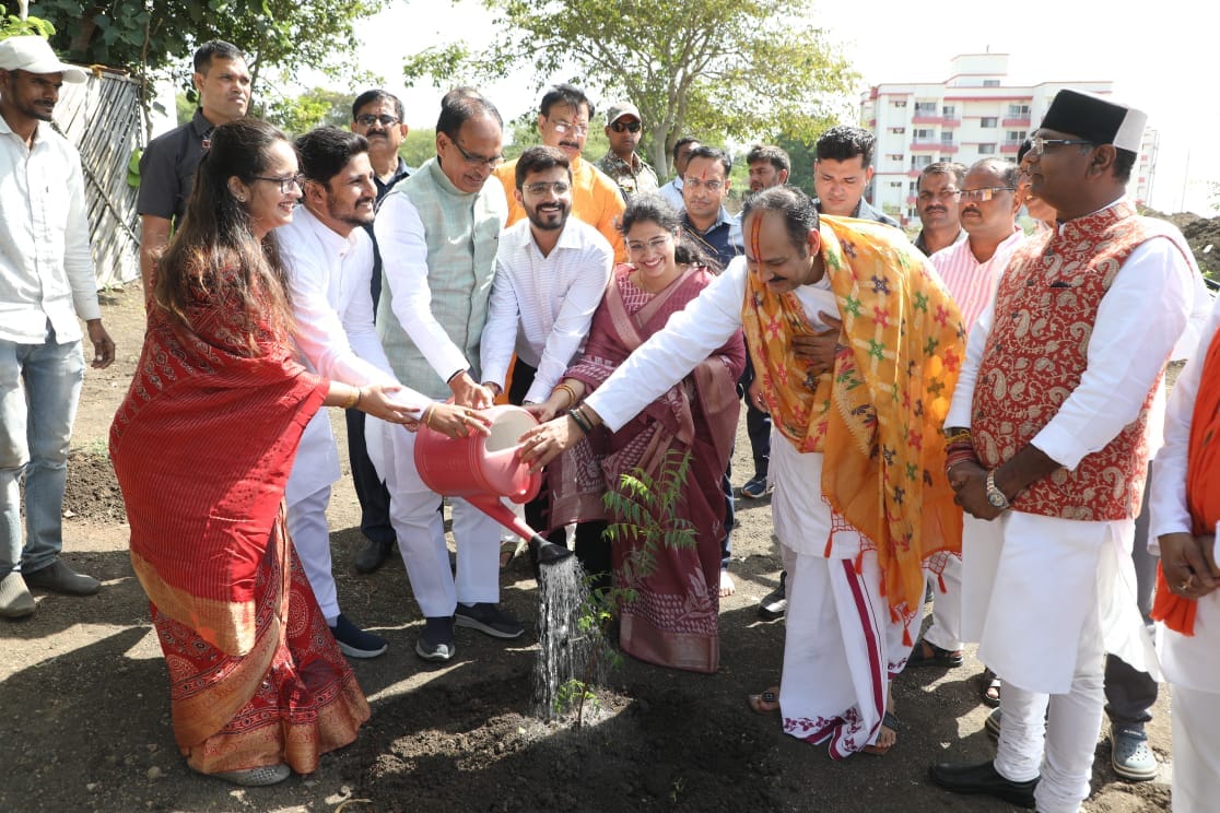 MP News: Pt. Pradeep Mishra planted a sapling with CM Shivraj, said - starting an animal ambulance is commenda