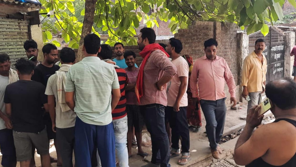 Killed laborer in store room of English liquor and hanged dead body