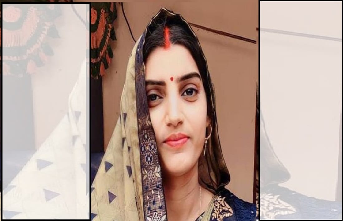 wife died and husband critical due to truck hit bike in varanasi
