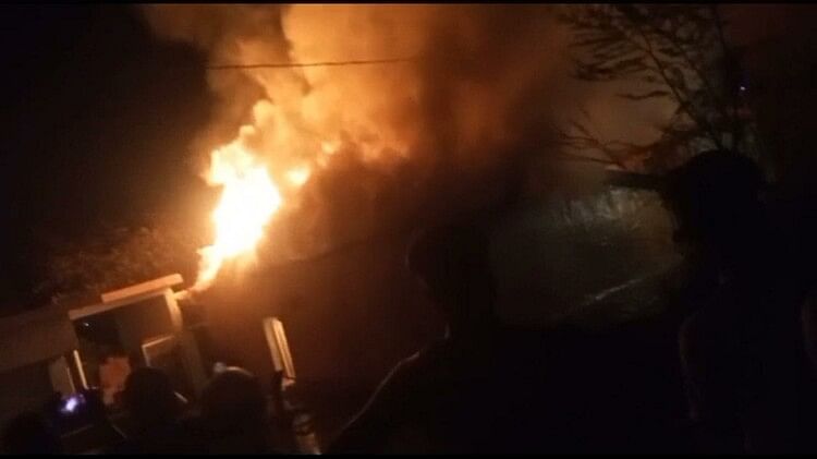 बिलासपुर के गांव में लगी आग: एक मकान में आग लगने पर आसपास के दो घर भी चपेट में आए, अंदर रखा सारा सामान खाक