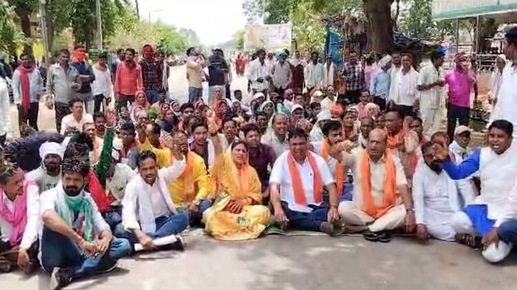 किसानों का चक्काजाम: फसल बीमा योजना की राशि नहीं मिलने पर भड़के, दो घंटे बंद रहा बेलगांव मार्ग