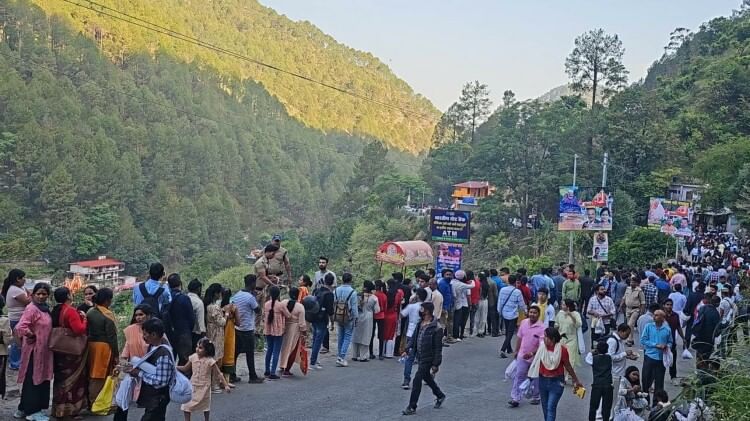 kainchi Dham Neem Karoli Baba had blessed Forest Minister Chaudhary Charan Singh to become PM