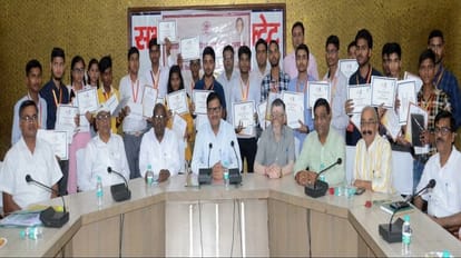 Meritorious students were honored in Bareilly