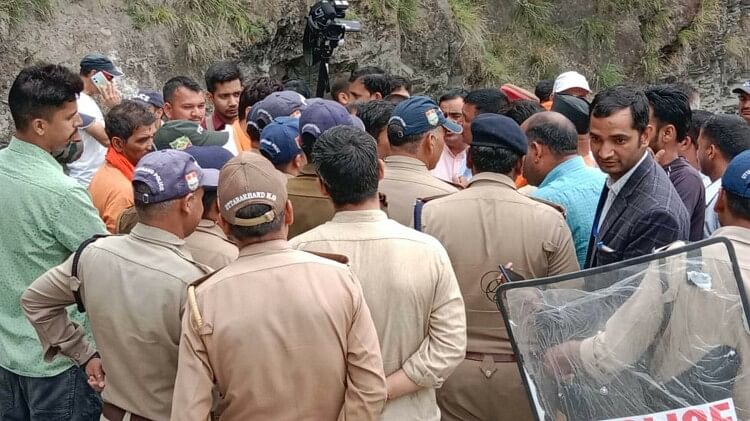 Uttarkashi: पुरोला में हालात तनावपूर्ण, महापंचायत के लिए जाने पर अड़े लोगों की पुलिस के साथ धक्का-मुक्की