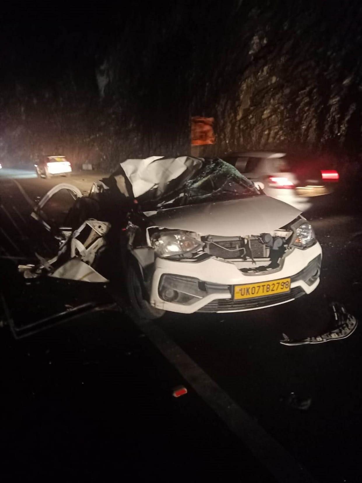 Accident on the Badrinath Highway a stone fell on a car stuck in a jam driver died pipalkoti Chamoli news