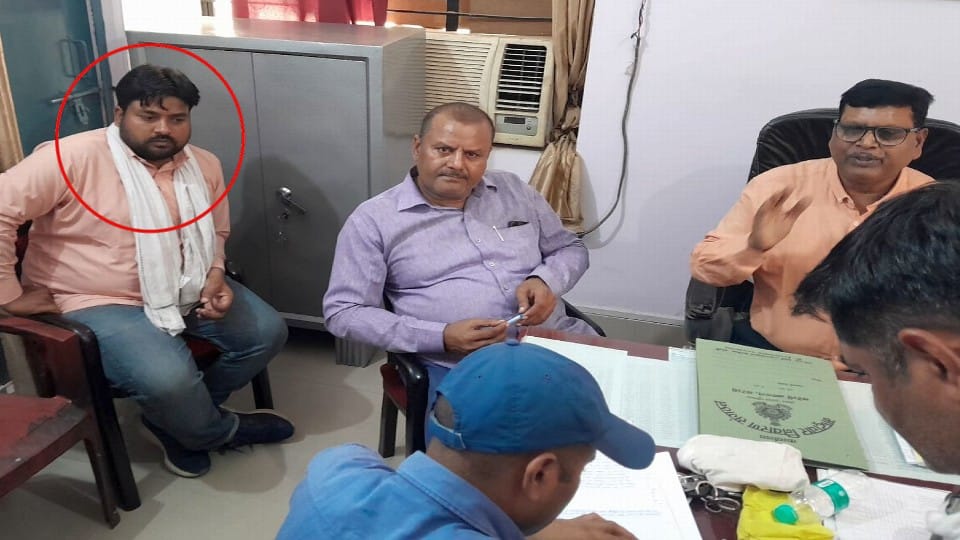 Lekhpal arrested for taking bribe in Badaun