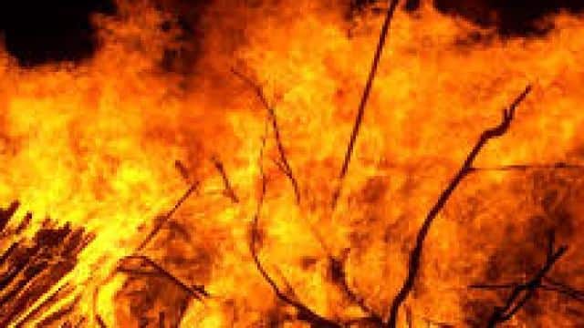 Fire again in Gopal Nagar in ballia houses of more than 100 people turned to ashes,