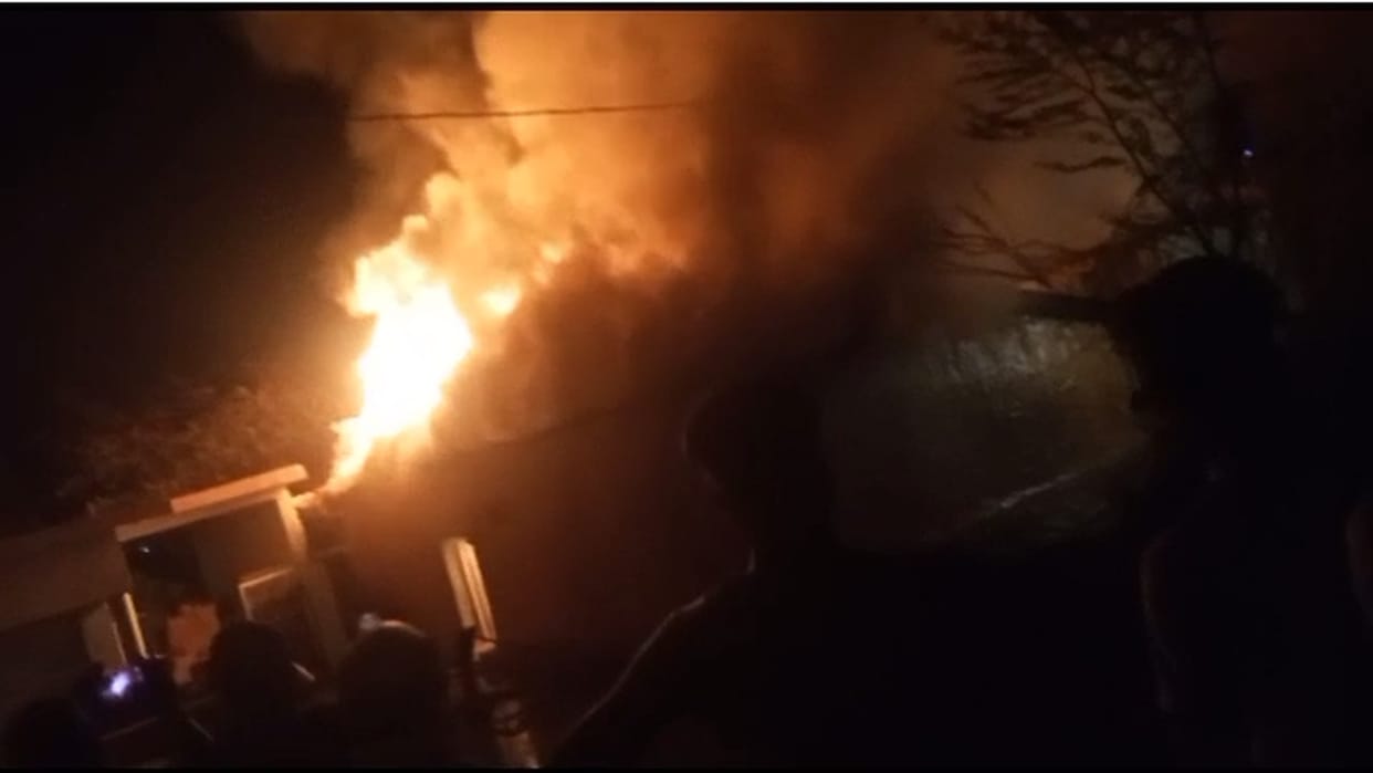Fire broke out in three houses all goods burnt to ashes in bilaspur