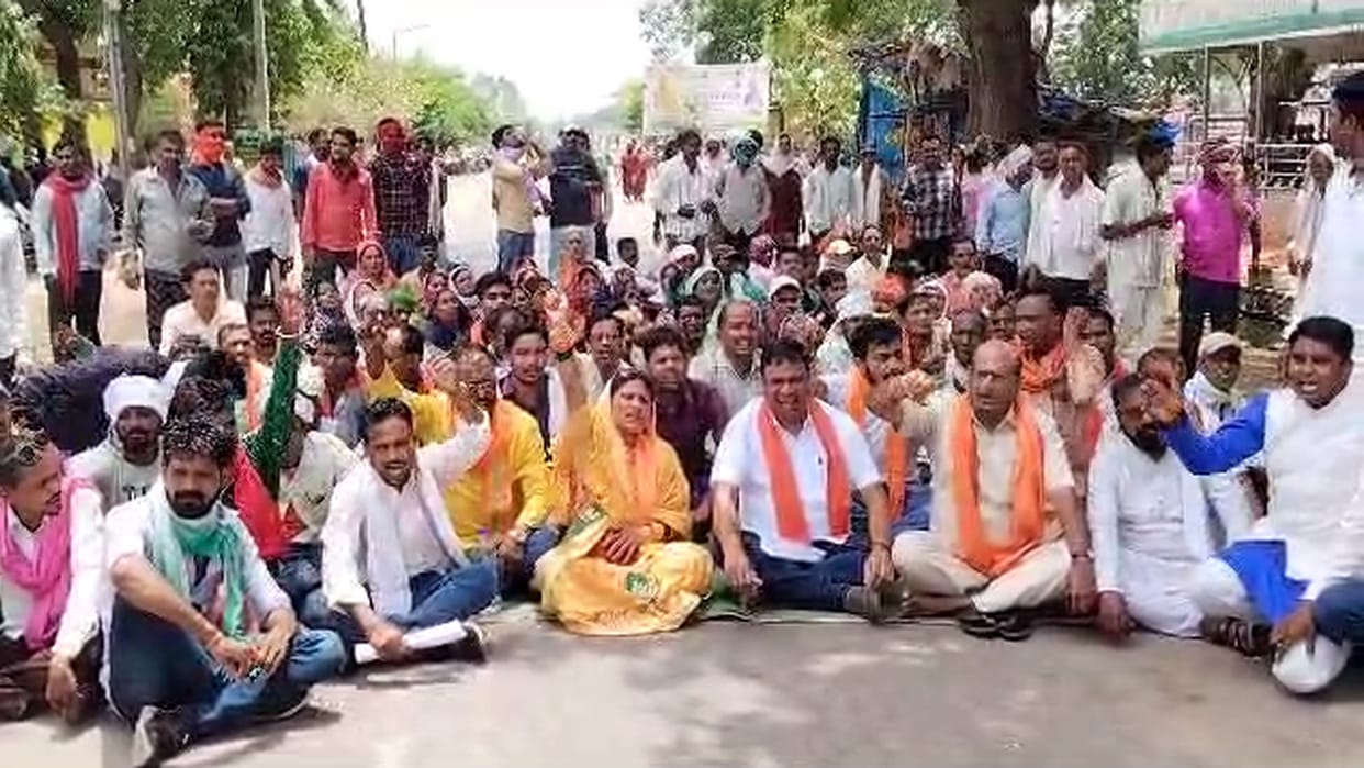 chhattisgarh Farmers protested for not getting amount of crop insurance scheme in rajnandgaon