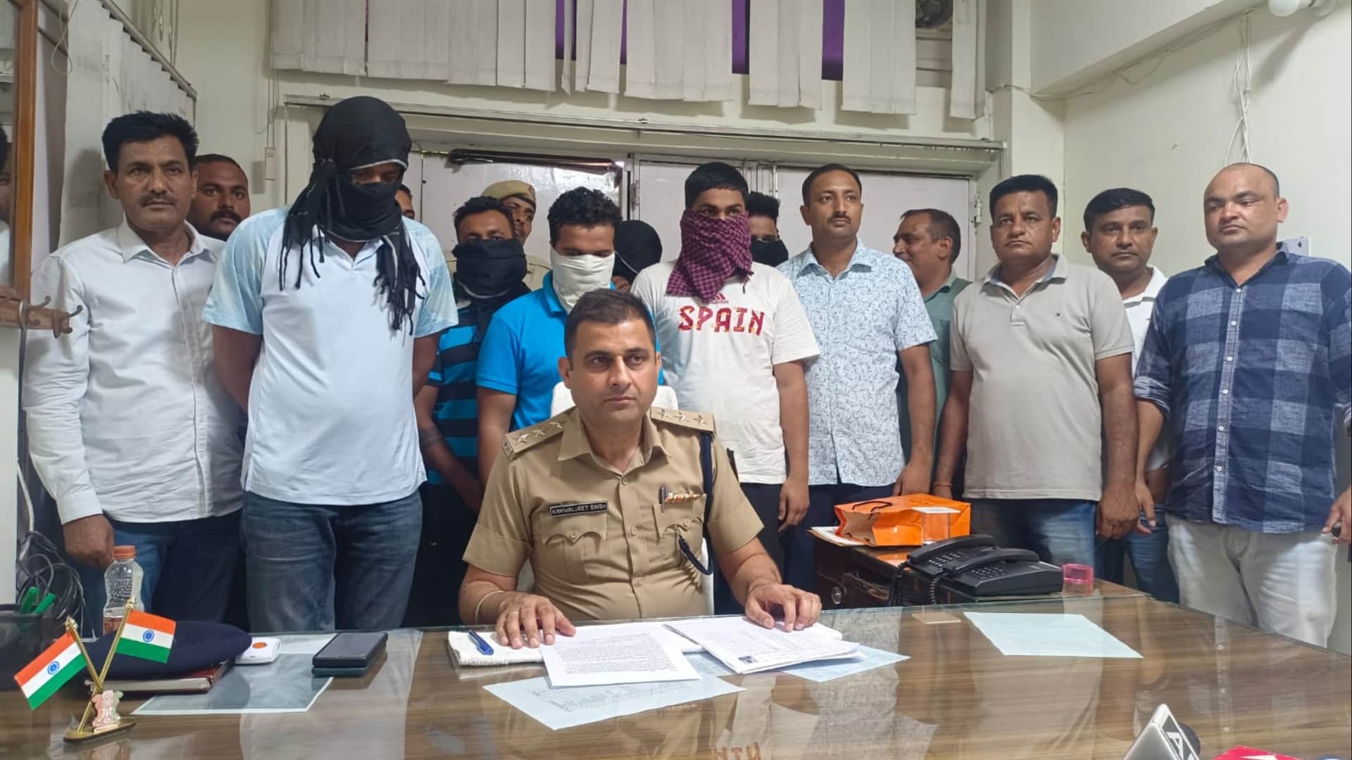 जानकारी देते हेड क्वार्टर डीएसपी कंवलजीत सिंह