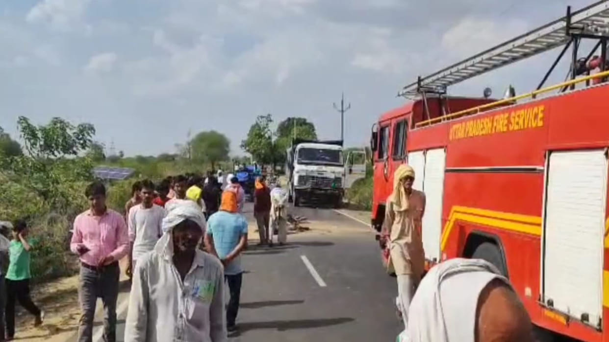 Bike caught fire due to dumper collision in Mahoba, driver burnt alive