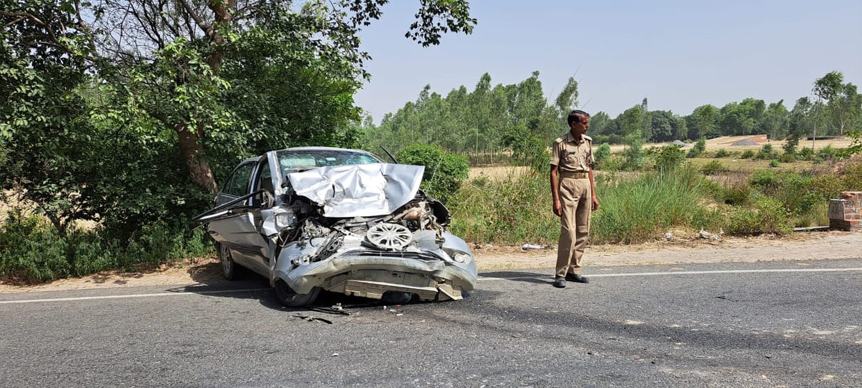 Hardoi Accident, High speed DCM hit the car, inspector died in the accident, driver injured