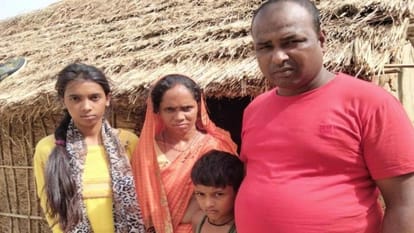 पाकिस्तान जेल से रिहा होने के बाद उमेश निषाद परिजनों के साथ।
