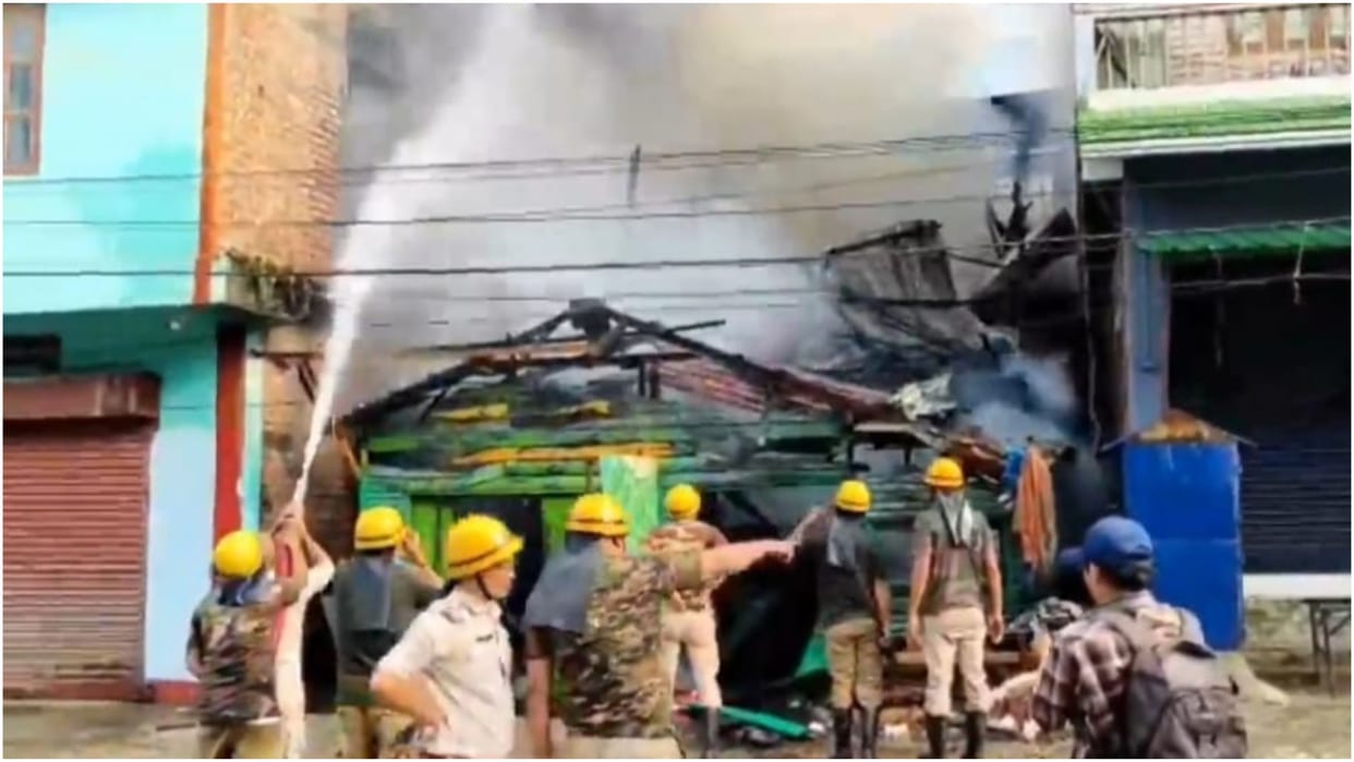 Clashes between security forces and miscreants; teargas shells fired in Manipur Imphal town