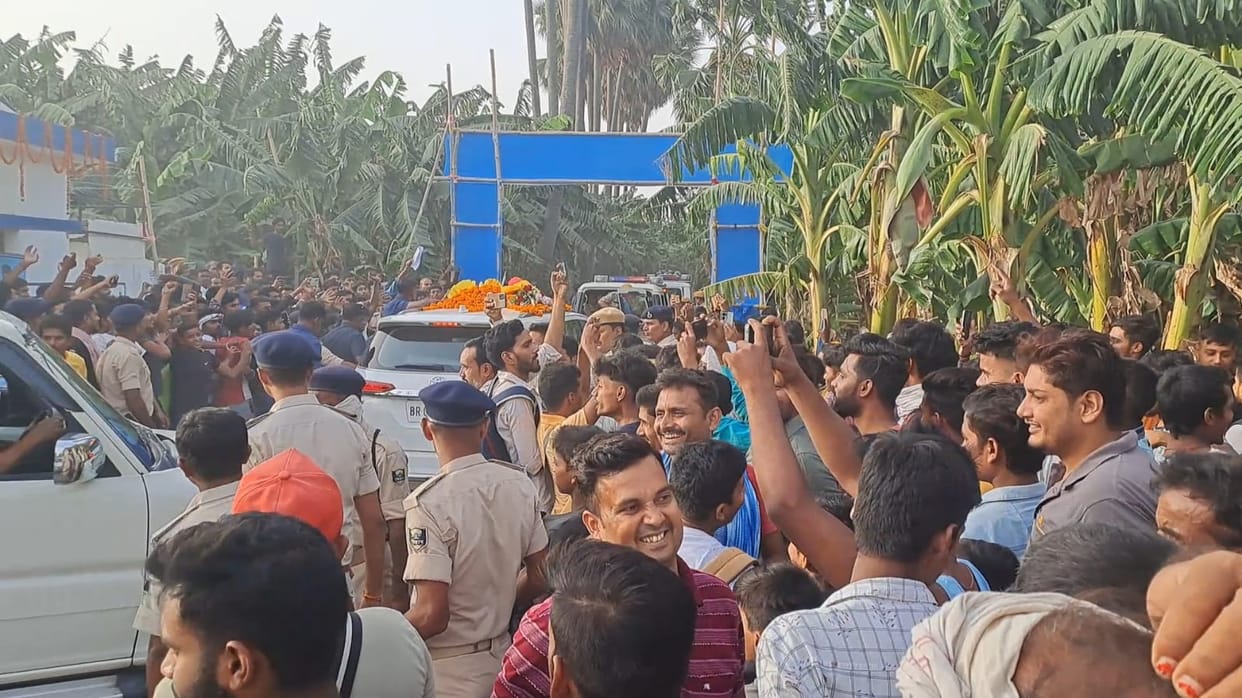 Modi-Modi slogans in front of Tejashwi, along with Jai Shri Ram, Baba of Bageshwar also cheered