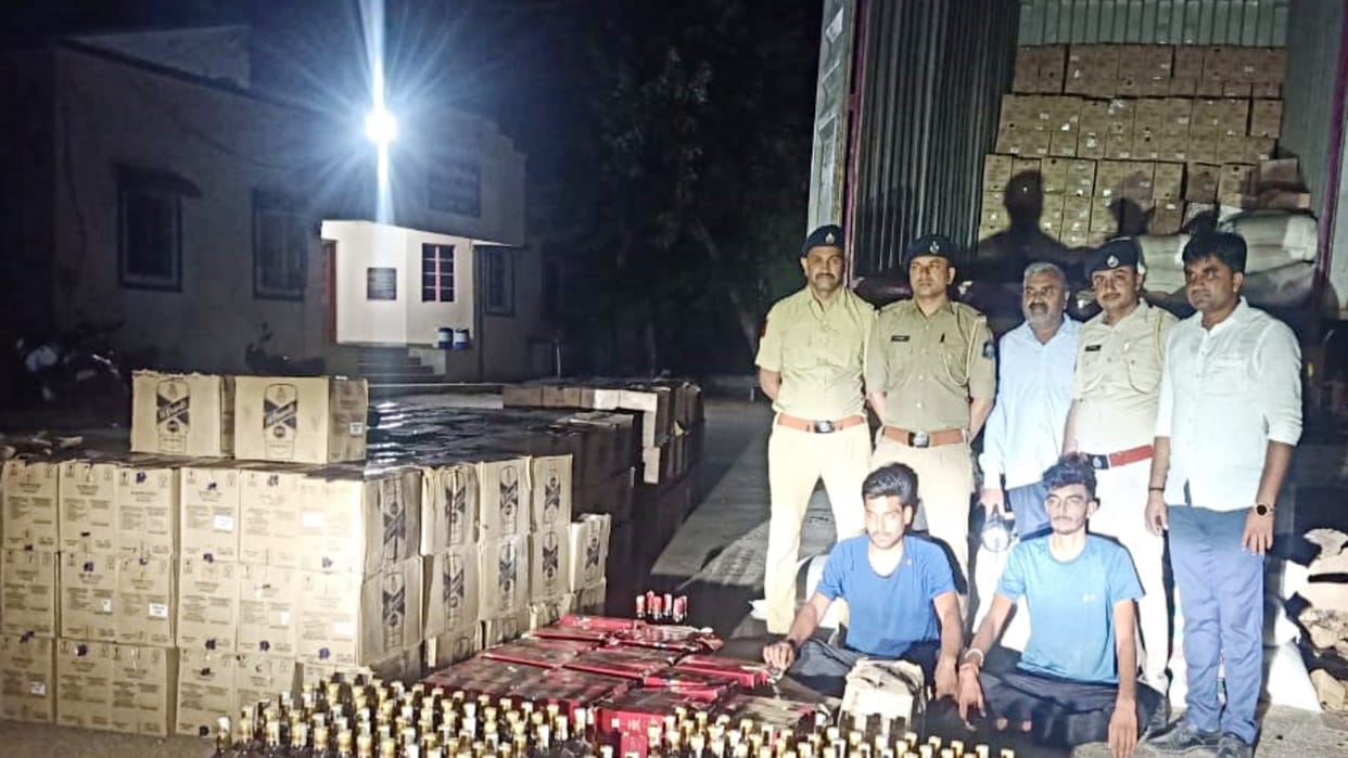 Gujarat police caught trailer full of liquor