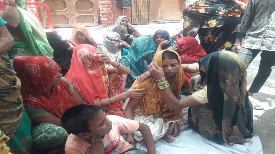 Stone pelting between neighbors in Agra youth died after being hit by brick on his head