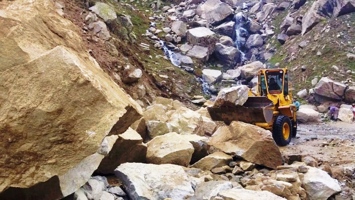 himachal weather update rain in shimla and una tourist rescue stuck in nullah in lahaul spiti