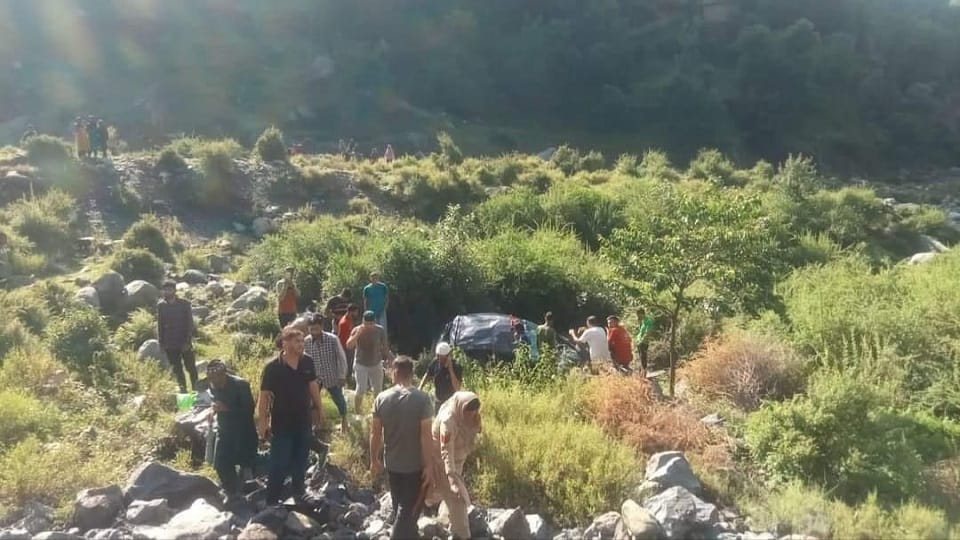 JK:Road accident in Budhal area of Rajori, two people died, three civilians injured