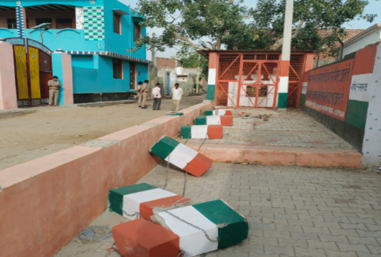 Meerut: Anti-social elements vandalized the martyrs memorial, anger among the villagers